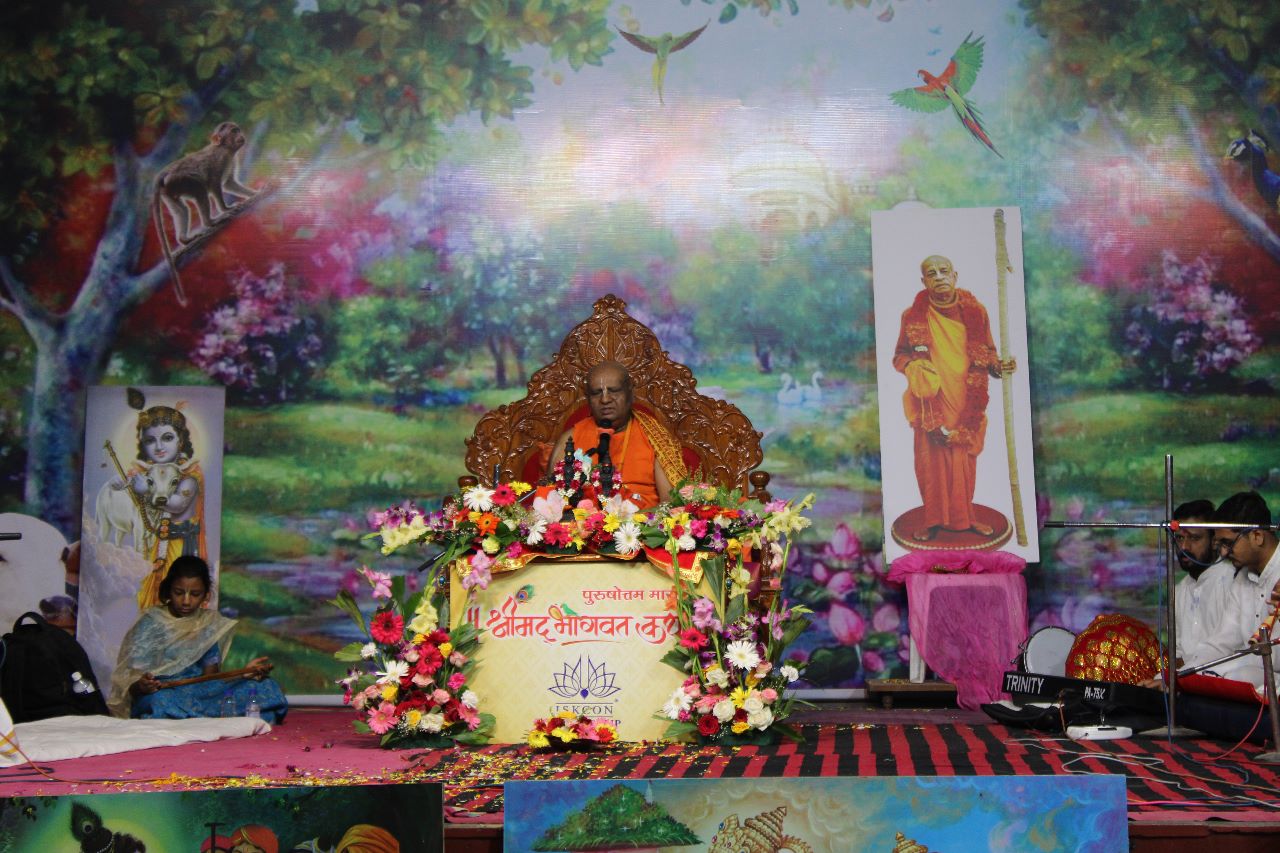 Bhagavat Katha in temple by Krishna Nam Maharaj
